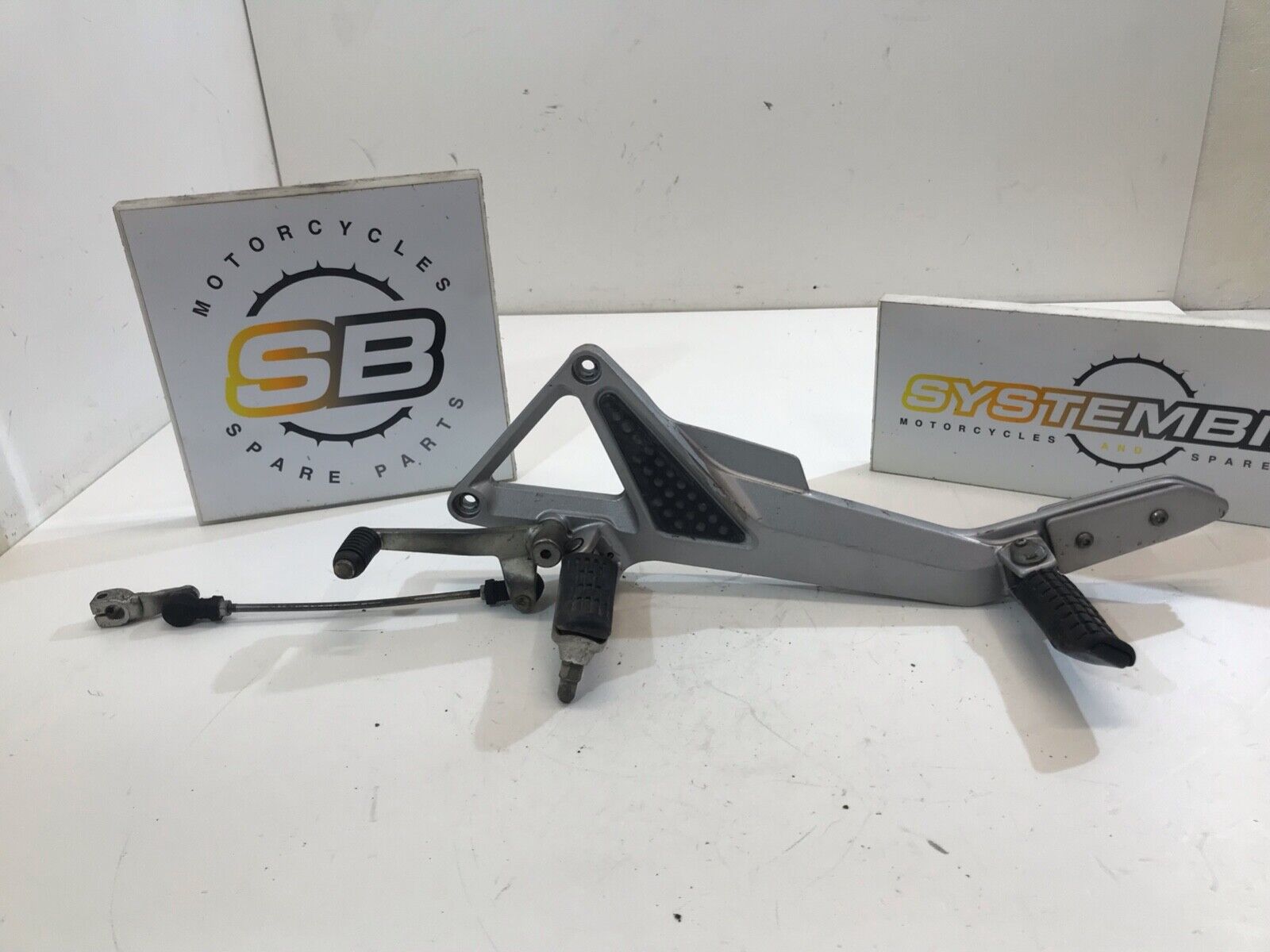 Pedane Poggiapiedi Anteriori E Posteriori In Metallo E Gomma Per Honda CG125, Colore Nero, Set Da 4 Pezzi (2 Paia), Per Personalizzazione Cafe Racer E Vintage Bike