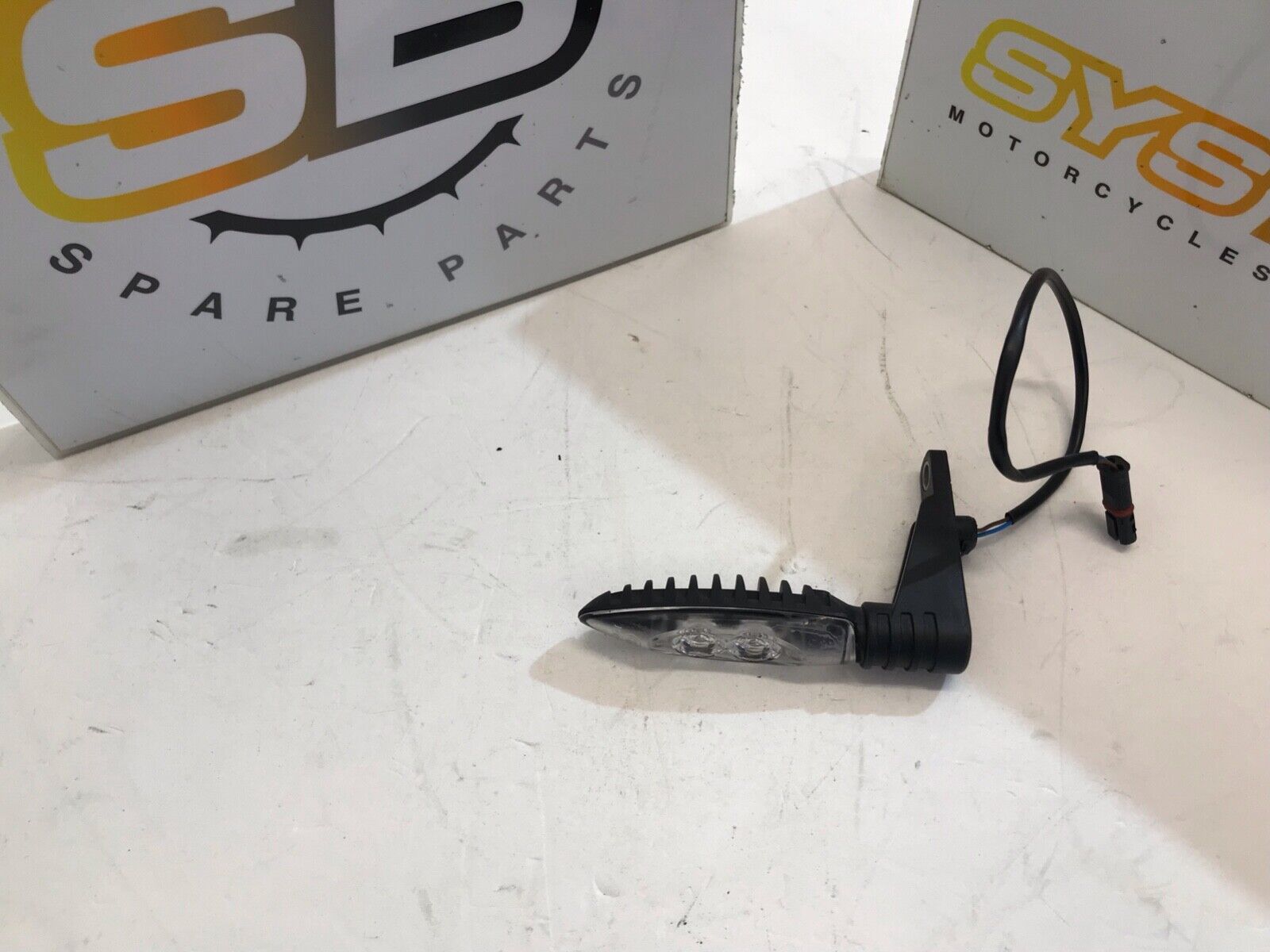 Frecce A LED Per Moto Area1 (2 Pezzi) – Omologate, Filettatura M8/M10, Per GSX E Moto Universali